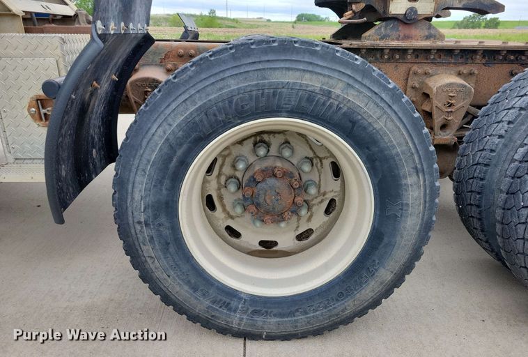 image for item DX6990 2002 Volvo VNL semi truck