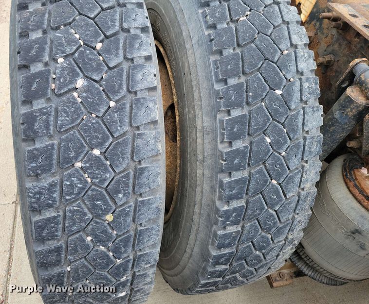 image for item DX6990 2002 Volvo VNL semi truck