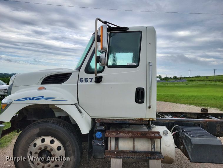 image for item DX7154 2017 International  7500 truck cab and chassis