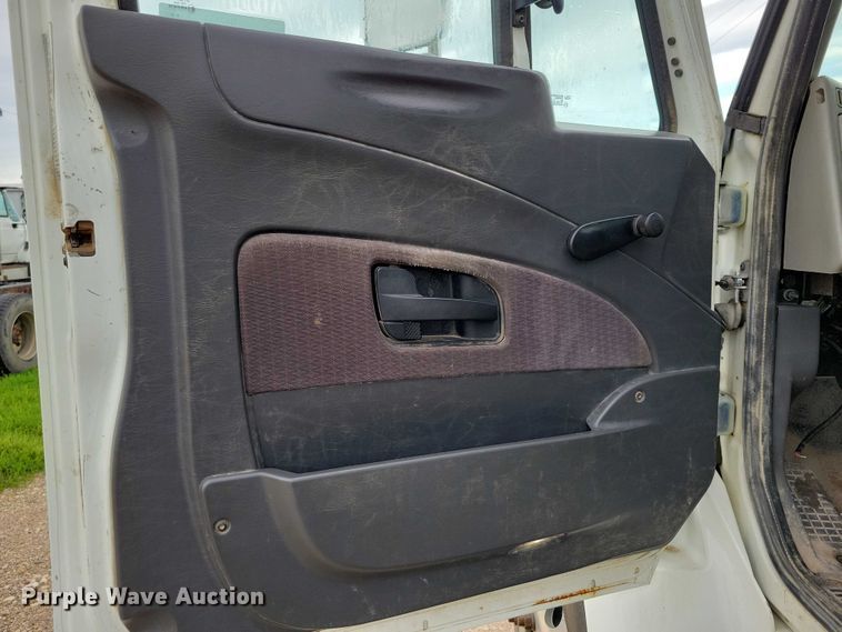 image for item DX7154 2017 International  7500 truck cab and chassis