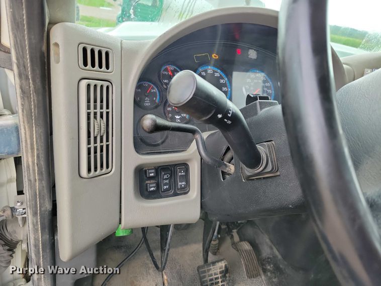 image for item DX7154 2017 International  7500 truck cab and chassis