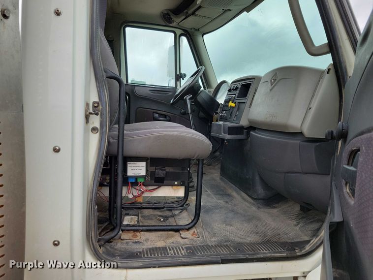 image for item DX7154 2017 International  7500 truck cab and chassis