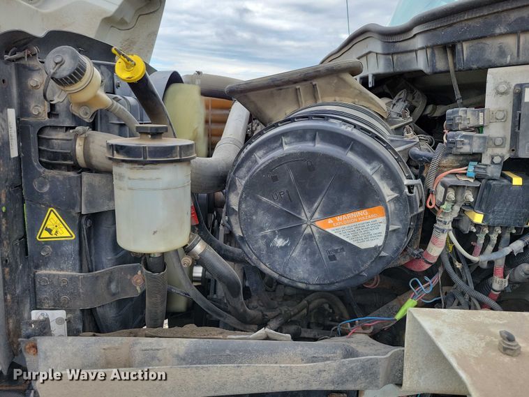 image for item DX7154 2017 International  7500 truck cab and chassis