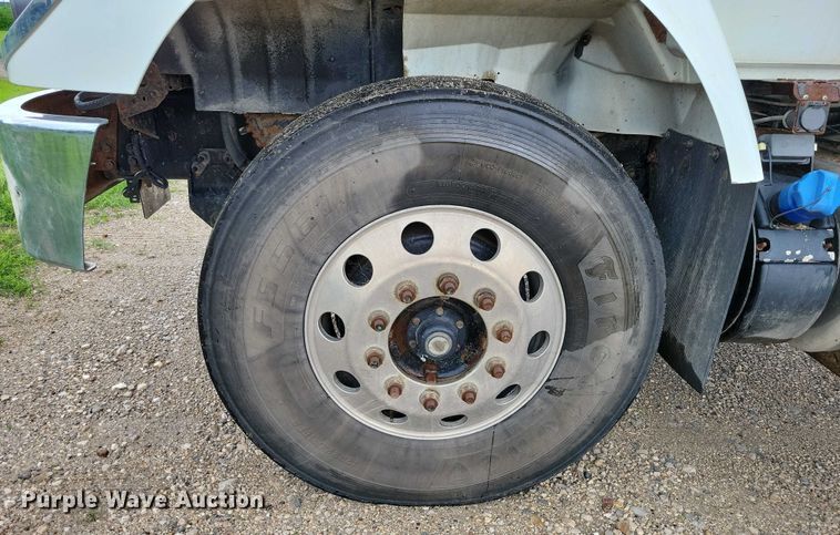 image for item DX7154 2017 International  7500 truck cab and chassis