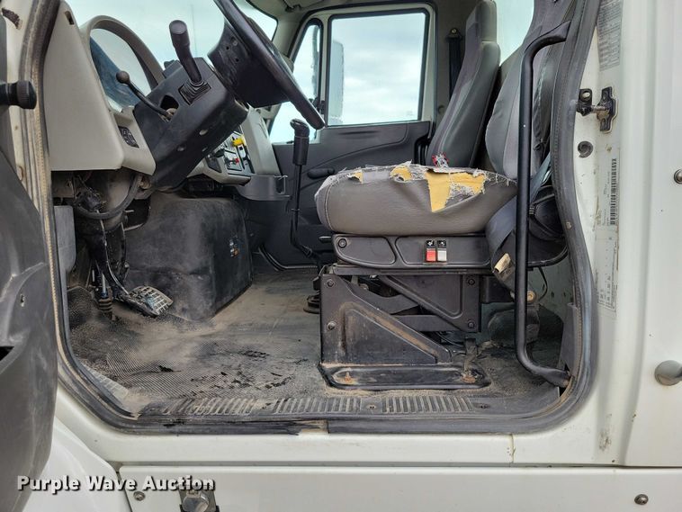 image for item DX7155 2015 International  7500 truck cab and chassis