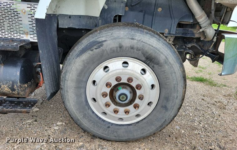 image for item DX7155 2015 International  7500 truck cab and chassis