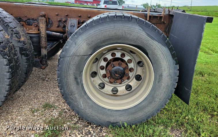 image for item DX7155 2015 International  7500 truck cab and chassis