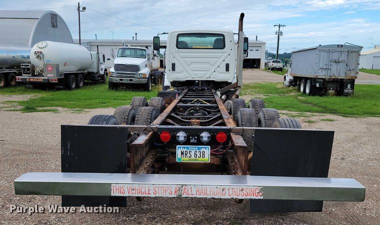 image for item DX7156 2016 International  7600 truck cab and chassis