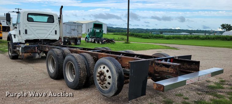 image for item DX7156 2016 International  7600 truck cab and chassis
