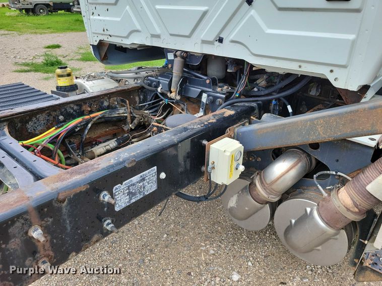 image for item DX7156 2016 International  7600 truck cab and chassis