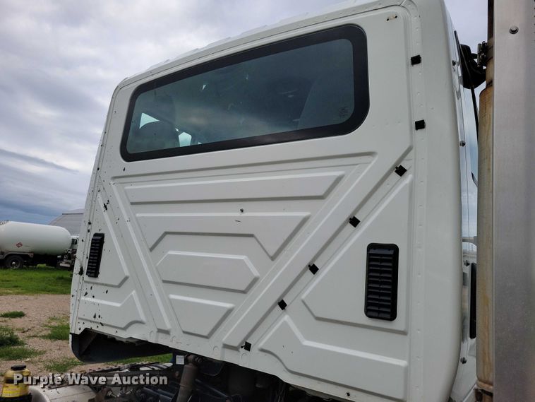 image for item DX7156 2016 International  7600 truck cab and chassis