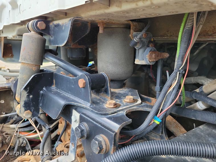 image for item DX7156 2016 International  7600 truck cab and chassis