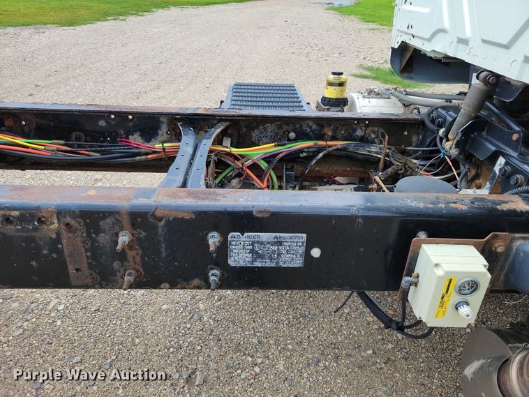 image for item DX7156 2016 International  7600 truck cab and chassis