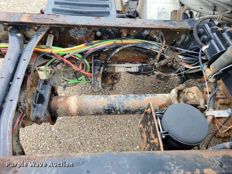 image for item DX7156 2016 International  7600 truck cab and chassis