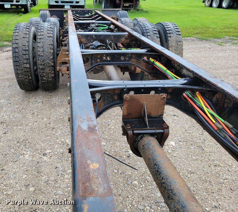 image for item DX7156 2016 International  7600 truck cab and chassis