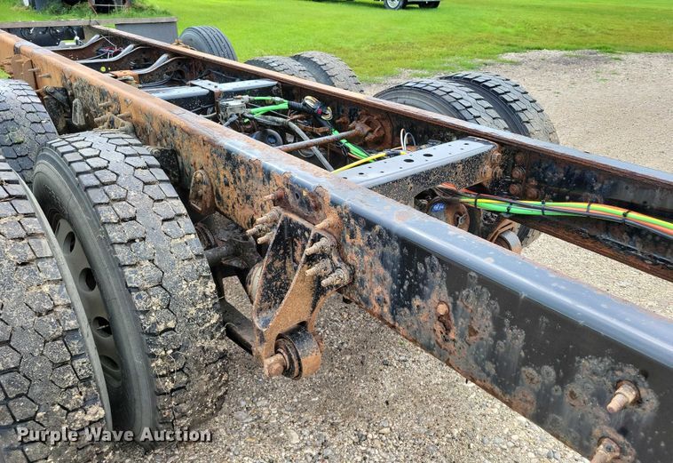 image for item DX7156 2016 International  7600 truck cab and chassis