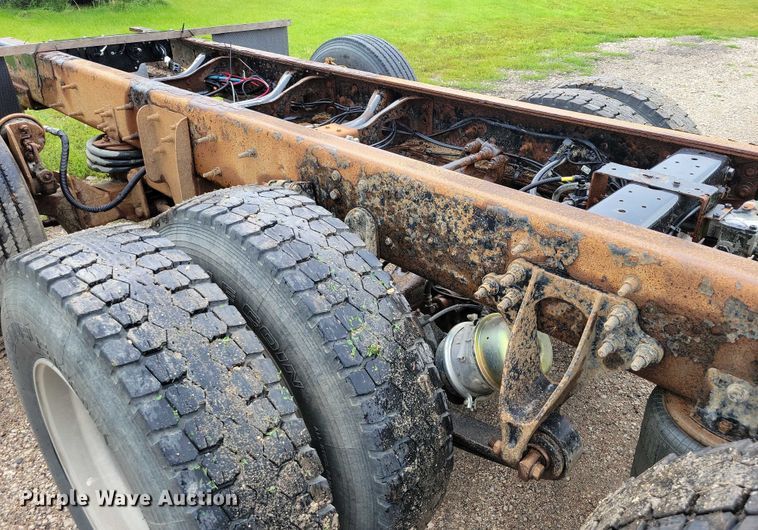 image for item DX7156 2016 International  7600 truck cab and chassis