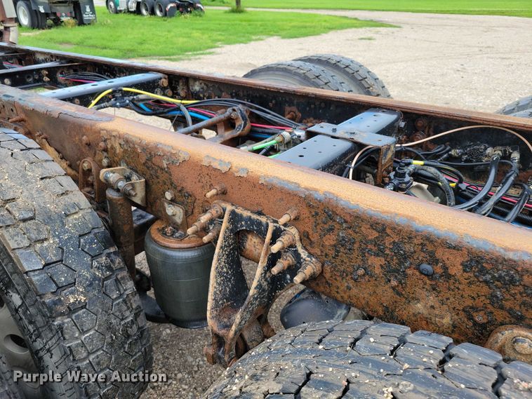 image for item DX7156 2016 International  7600 truck cab and chassis