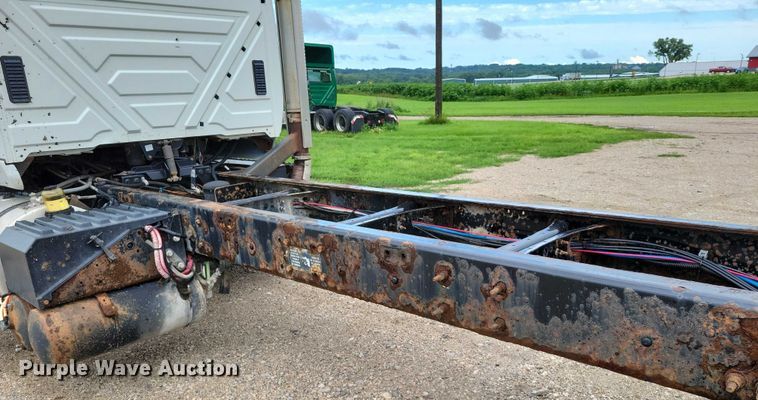 image for item DX7156 2016 International  7600 truck cab and chassis