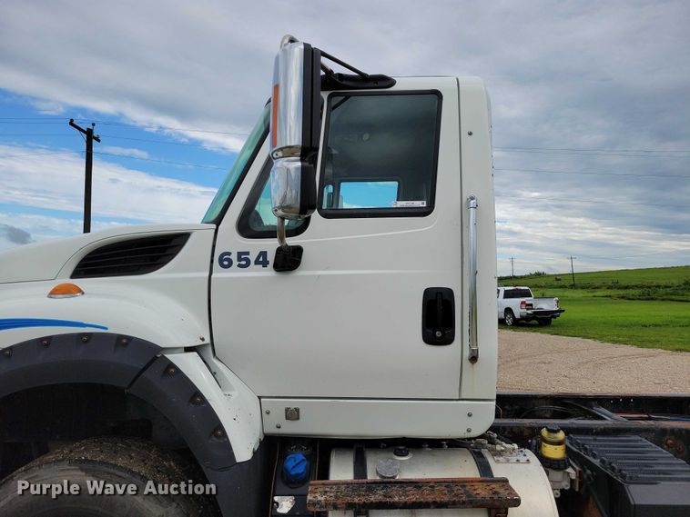 image for item DX7156 2016 International  7600 truck cab and chassis