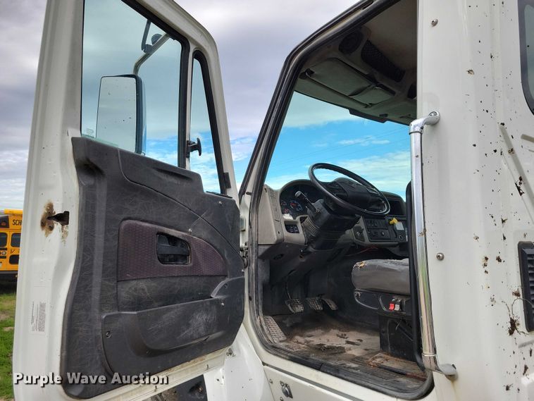 image for item DX7156 2016 International  7600 truck cab and chassis