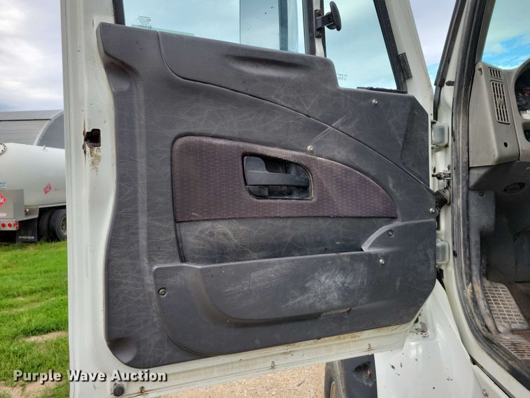 image for item DX7156 2016 International  7600 truck cab and chassis