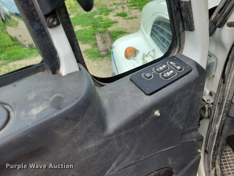 image for item DX7156 2016 International  7600 truck cab and chassis