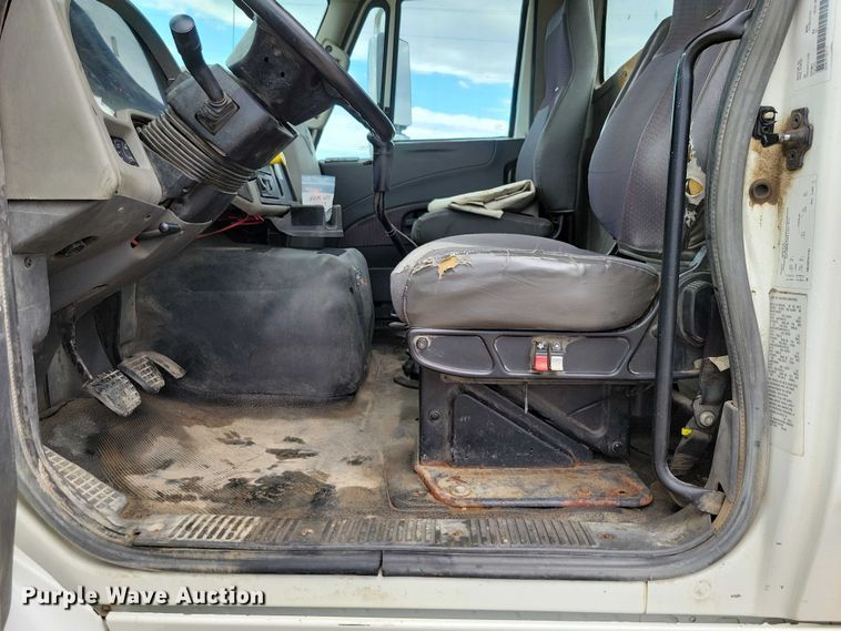 image for item DX7156 2016 International  7600 truck cab and chassis