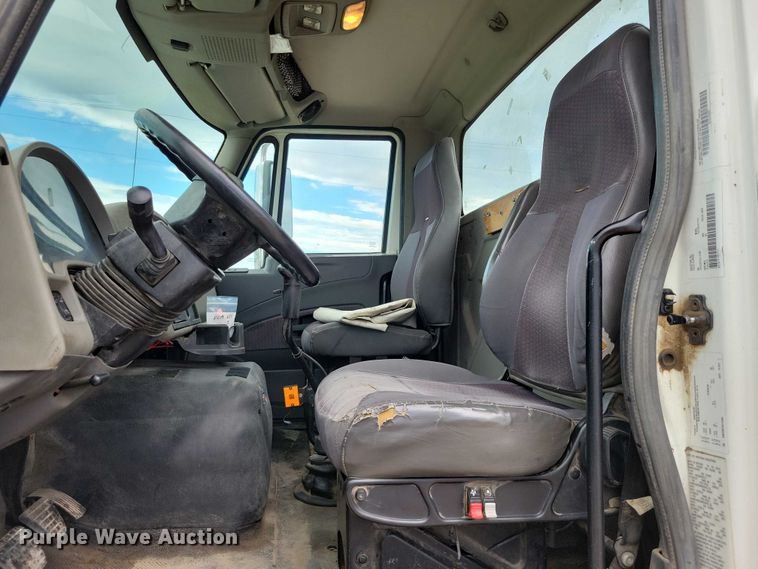 image for item DX7156 2016 International  7600 truck cab and chassis