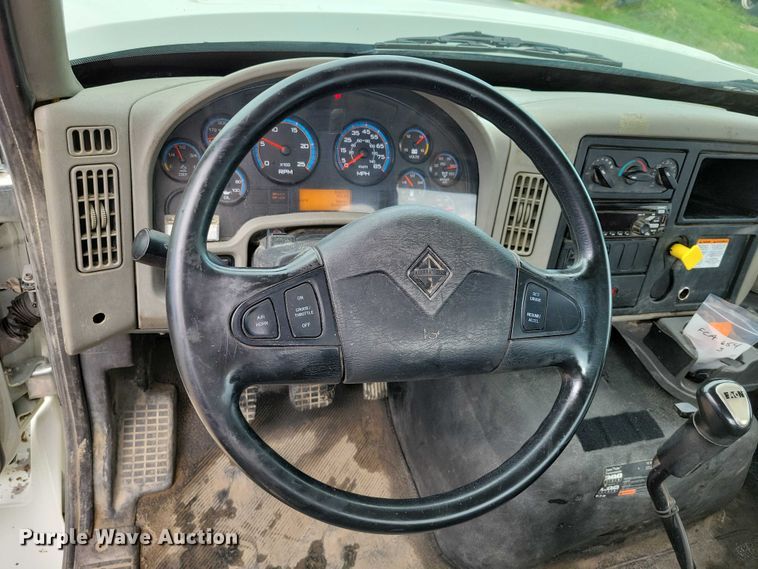 image for item DX7156 2016 International  7600 truck cab and chassis