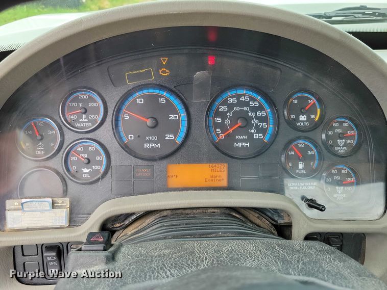 image for item DX7156 2016 International  7600 truck cab and chassis