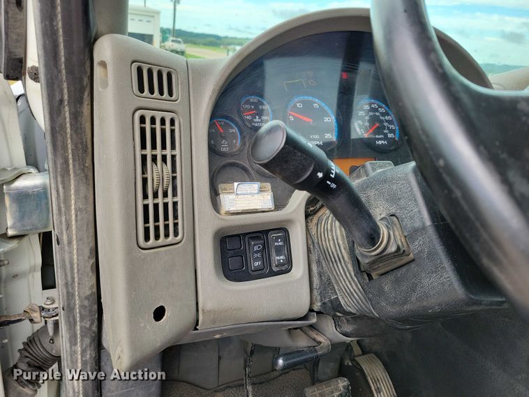 image for item DX7156 2016 International  7600 truck cab and chassis