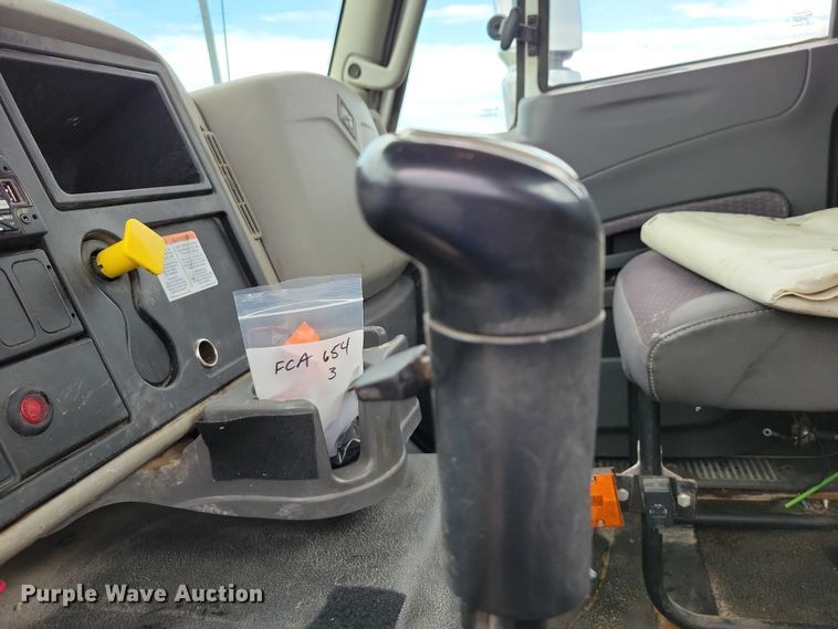 image for item DX7156 2016 International  7600 truck cab and chassis