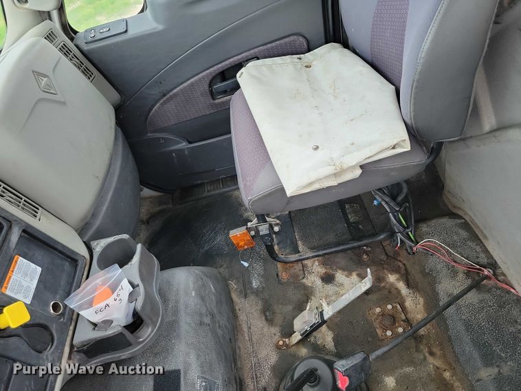 image for item DX7156 2016 International  7600 truck cab and chassis