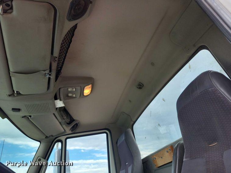 image for item DX7156 2016 International  7600 truck cab and chassis