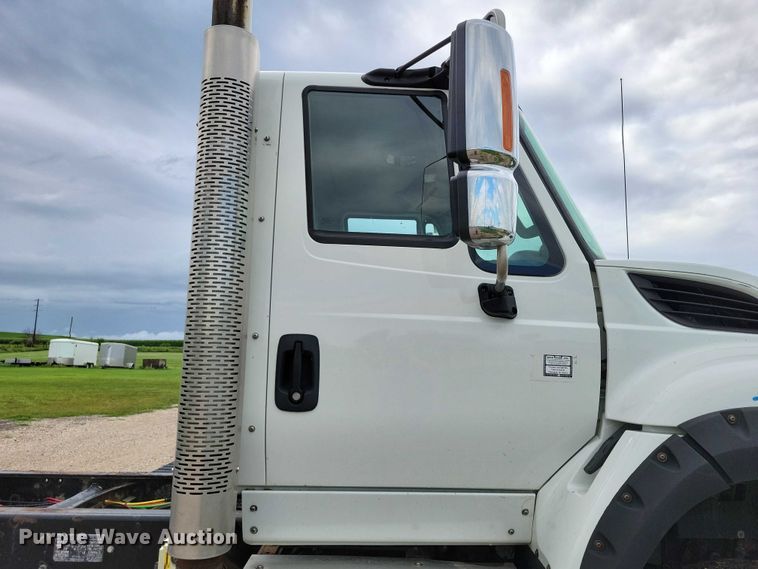 image for item DX7156 2016 International  7600 truck cab and chassis