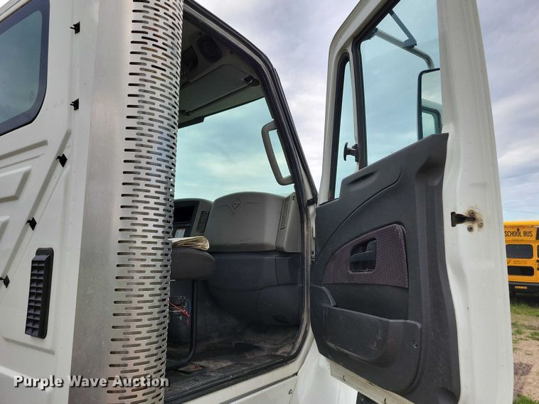 image for item DX7156 2016 International  7600 truck cab and chassis