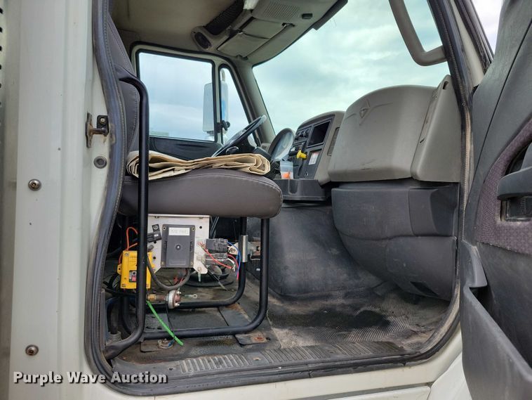 image for item DX7156 2016 International  7600 truck cab and chassis