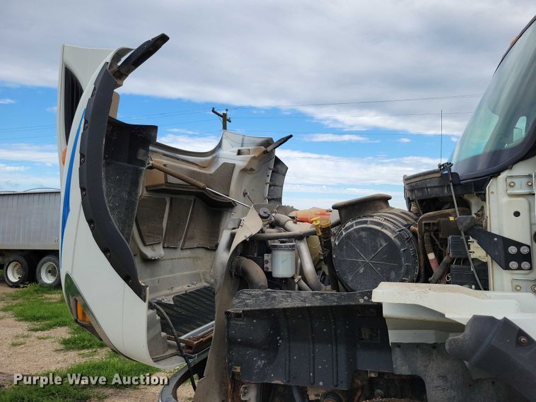 image for item DX7156 2016 International  7600 truck cab and chassis