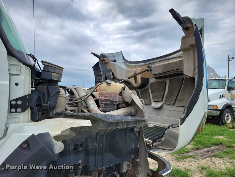 image for item DX7156 2016 International  7600 truck cab and chassis