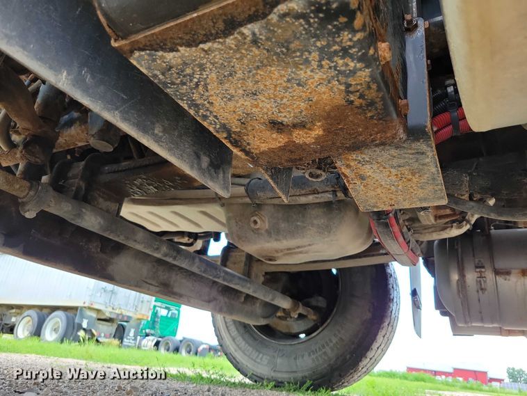 image for item DX7156 2016 International  7600 truck cab and chassis