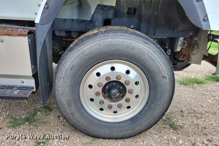 image for item DX7156 2016 International  7600 truck cab and chassis