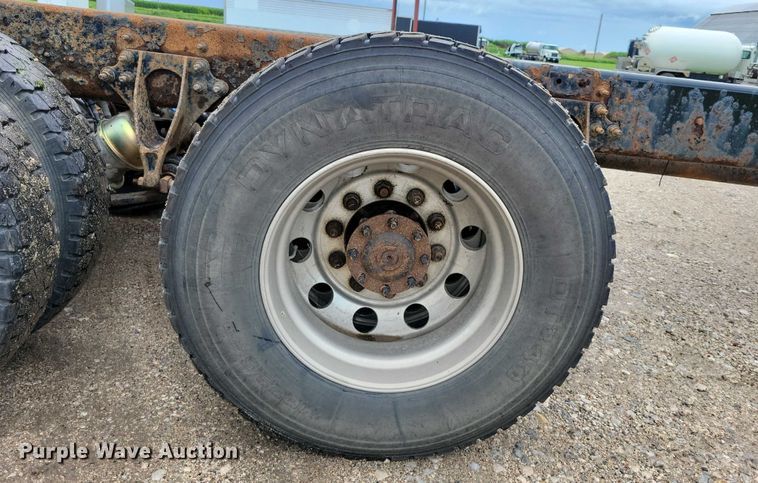 image for item DX7156 2016 International  7600 truck cab and chassis