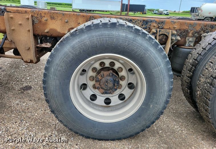 image for item DX7156 2016 International  7600 truck cab and chassis