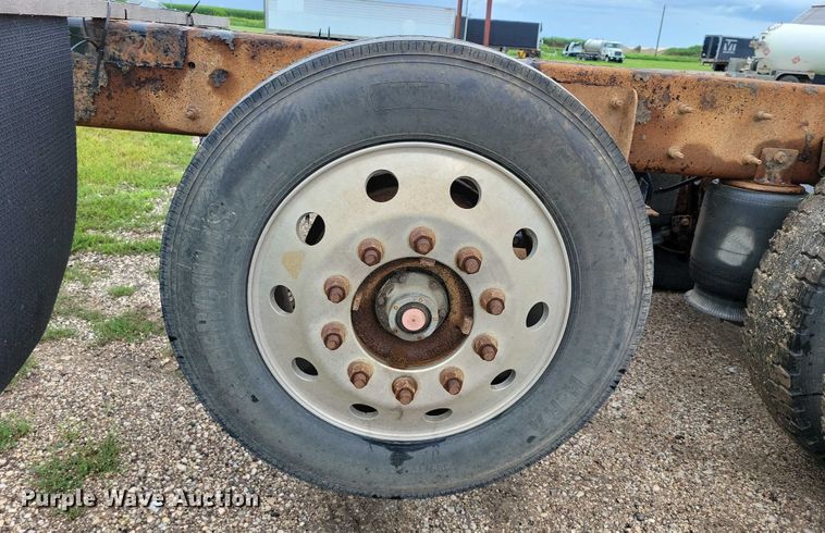 image for item DX7156 2016 International  7600 truck cab and chassis