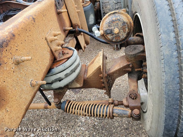 image for item DX7156 2016 International  7600 truck cab and chassis