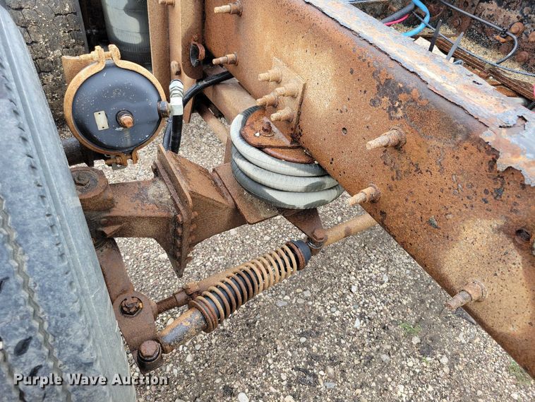 image for item DX7156 2016 International  7600 truck cab and chassis