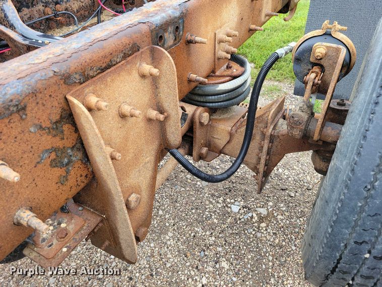 image for item DX7156 2016 International  7600 truck cab and chassis