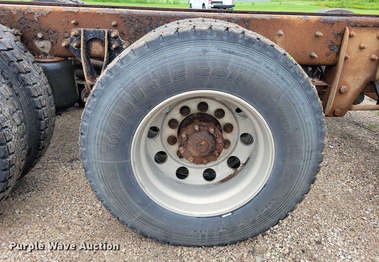 image for item DX7156 2016 International  7600 truck cab and chassis