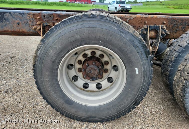 image for item DX7156 2016 International  7600 truck cab and chassis